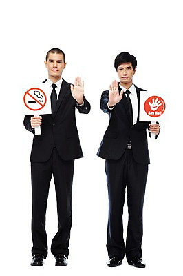 포토 JPG 스튜디오촬영 전신 외국인 해외기획촬영 2011년태국 남자 비즈니스 안내 알림판 실내 경고 서기 들기 누끼 사람 동양인 정장 손짓 20대 성인 두명 앞모습 금지 표지판 비즈니스맨 맹세 결심 알림 금연 남자만 성인남자만 청년만 청년남자만 성인만 국내포토 옷 캠페인 뷰포인트 컨셉 모션 인종 청년 내부 직장인 사회이슈 파일형식