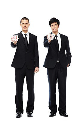 포토 JPG 스튜디오촬영 전신 외국인 해외기획촬영 2011년태국 남자 캠페인 비즈니스 안내 알림판 실내 경고 서기 미소 웃음 들기 누끼 사람 동양인 정장 20대 성인 두명 앞모습 금지 표지판 비즈니스맨 맹세 결심 알림 금연 남자만 성인남자만 청년만 청년남자만 성인만 국내포토 옷 뷰포인트 컨셉 모션 표정 인종 청년 내부 직장인 사회이슈 파일형식