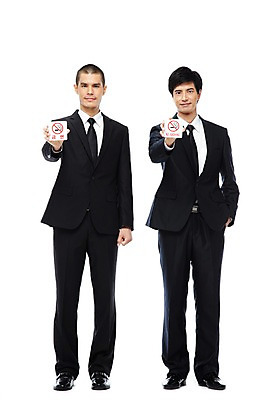 포토 JPG 스튜디오촬영 전신 외국인 해외기획촬영 2011년태국 남자 캠페인 비즈니스 안내 알림판 실내 경고 서기 미소 웃음 들기 누끼 사람 동양인 정장 20대 성인 두명 앞모습 금지 표지판 비즈니스맨 맹세 결심 알림 금연 남자만 성인남자만 청년만 청년남자만 성인만 국내포토 옷 뷰포인트 컨셉 모션 표정 인종 청년 내부 직장인 사회이슈 파일형식