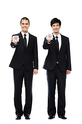 포토 JPG 스튜디오촬영 전신 외국인 해외기획촬영 2011년태국 남자 캠페인 비즈니스 안내 알림판 실내 경고 서기 미소 웃음 들기 누끼 사람 동양인 정장 20대 성인 두명 앞모습 금지 표지판 비즈니스맨 맹세 결심 알림 금연 남자만 성인남자만 청년만 청년남자만 성인만 국내포토 옷 뷰포인트 컨셉 모션 표정 인종 청년 내부 직장인 사회이슈 파일형식