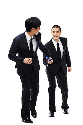 포토 JPG 스튜디오촬영 전신 외국인 해외기획촬영 응시 2011년태국 남자 포즈 비즈니스 협력 함께함 실내 웃음 누끼 사람 동양인 정장 손짓 20대 성인 두명 비즈니스라이프 달리기 경쟁 도움 직장인 비즈니스맨 목표 계획 동료 전달 릴레이 남자만 성인남자만 청년만 청년남자만 성인만 배턴 국내포토 직업 라이프스타일 시선 옷 스포츠용품 컨셉 관계 모션 표정 인종 청년 내부 파일형식