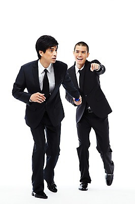 포토 JPG 스튜디오촬영 전신 외국인 해외기획촬영 응시 2011년태국 남자 포즈 비즈니스 협력 함께함 실내 웃음 누끼 사람 동양인 정장 손짓 20대 성인 두명 비즈니스라이프 달리기 경쟁 도움 직장인 비즈니스맨 목표 계획 동료 전달 릴레이 남자만 성인남자만 청년만 청년남자만 성인만 배턴 국내포토 직업 라이프스타일 시선 옷 스포츠용품 컨셉 관계 모션 표정 인종 청년 내부 파일형식