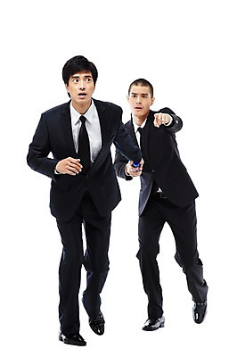 포토 JPG 스튜디오촬영 전신 외국인 해외기획촬영 응시 2011년태국 남자 포즈 비즈니스 협력 함께함 실내 누끼 사람 동양인 정장 손짓 20대 성인 두명 비즈니스라이프 달리기 경쟁 도움 직장인 비즈니스맨 목표 계획 동료 전달 릴레이 남자만 성인남자만 청년만 청년남자만 성인만 배턴 국내포토 직업 라이프스타일 시선 옷 스포츠용품 컨셉 관계 모션 인종 청년 내부 파일형식