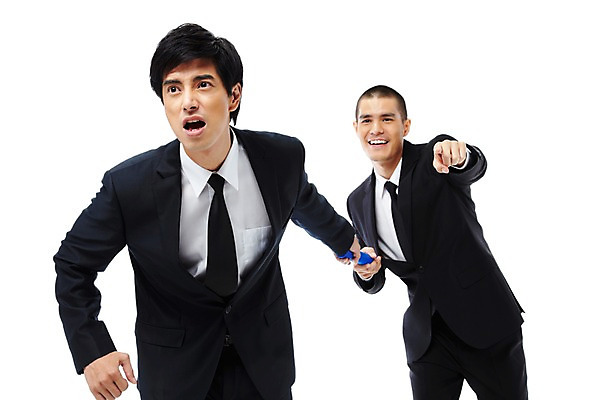 포토 JPG 스튜디오촬영 외국인 해외기획촬영 응시 2011년태국 남자 포즈 비즈니스 협력 함께함 실내 웃음 누끼 사람 동양인 정장 손짓 상반신 20대 성인 두명 비즈니스라이프 달리기 경쟁 도움 직장인 비즈니스맨 목표 계획 동료 전달 릴레이 남자만 성인남자만 청년만 청년남자만 성인만 배턴 국내포토 직업 라이프스타일 시선 옷 스포츠용품 컨셉 관계 모션 표정 인종 청년 내부 파일형식