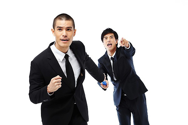 포토 JPG 스튜디오촬영 외국인 해외기획촬영 응시 2011년태국 남자 포즈 비즈니스 협력 함께함 실내 누끼 사람 동양인 정장 손짓 상반신 20대 성인 두명 비즈니스라이프 달리기 경쟁 도움 직장인 비즈니스맨 목표 계획 동료 전달 릴레이 남자만 성인남자만 청년만 청년남자만 성인만 배턴 국내포토 직업 라이프스타일 시선 옷 스포츠용품 컨셉 관계 모션 인종 청년 내부 파일형식