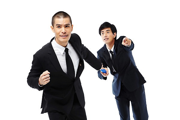 포토 JPG 스튜디오촬영 외국인 해외기획촬영 응시 2011년태국 남자 포즈 비즈니스 협력 함께함 실내 누끼 사람 동양인 정장 손짓 상반신 20대 성인 두명 비즈니스라이프 달리기 경쟁 도움 직장인 비즈니스맨 목표 계획 동료 전달 릴레이 남자만 성인남자만 청년만 청년남자만 성인만 배턴 국내포토 직업 라이프스타일 시선 옷 스포츠용품 컨셉 관계 모션 인종 청년 내부 파일형식