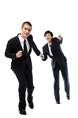 포토 JPG 스튜디오촬영 전신 외국인 해외기획촬영 응시 2011년태국 남자 포즈 비즈니스 협력 함께함 실내 누끼 사람 동양인 정장 손짓 20대 성인 두명 비즈니스라이프 달리기 경쟁 도움 직장인 비즈니스맨 목표 계획 동료 전달 릴레이 남자만 성인남자만 청년만 청년남자만 성인만 배턴 국내포토 직업 라이프스타일 시선 옷 스포츠용품 컨셉 관계 모션 인종 청년 내부 파일형식