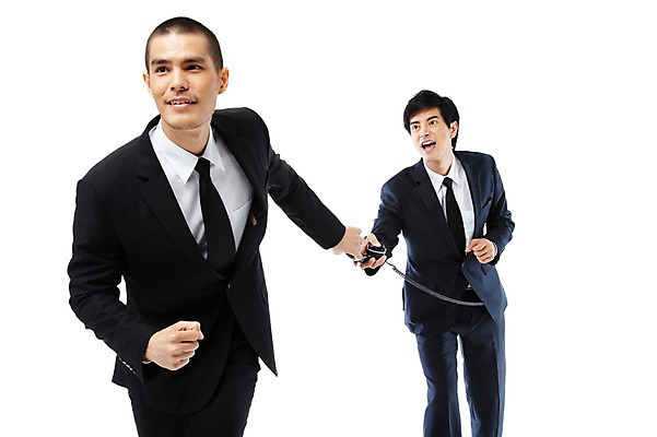 포토 JPG 스튜디오촬영 외국인 해외기획촬영 응시 2011년태국 남자 포즈 비즈니스 협력 함께함 실내 누끼 사람 동양인 정장 손짓 상반신 20대 성인 두명 비즈니스라이프 달리기 경쟁 도움 직장인 비즈니스맨 목표 계획 연결 전화기 동료 전달 릴레이 남자만 성인남자만 청년만 청년남자만 성인만 배턴 국내포토 직업 라이프스타일 시선 옷 스포츠용품 컨셉 관계 모션 인종 청년 내부 파일형식