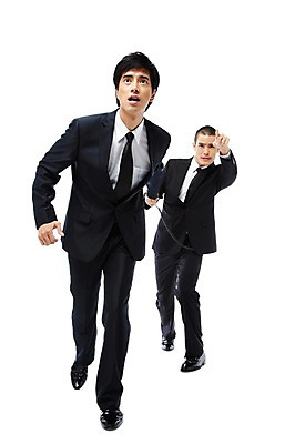 포토 JPG 스튜디오촬영 전신 외국인 해외기획촬영 응시 2011년태국 남자 포즈 비즈니스 협력 함께함 실내 누끼 사람 동양인 정장 손짓 20대 성인 두명 비즈니스라이프 달리기 경쟁 가리킴 도움 직장인 비즈니스맨 목표 계획 연결 전화기 동료 전달 릴레이 남자만 성인남자만 청년만 청년남자만 성인만 배턴 국내포토 직업 라이프스타일 시선 옷 스포츠용품 컨셉 관계 모션 인종 청년 내부 파일형식
