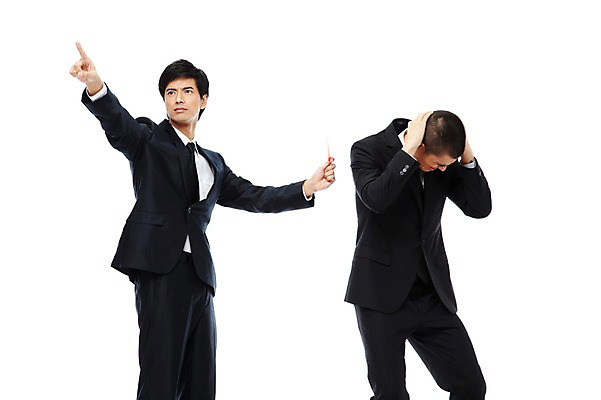 포토 JPG 스튜디오촬영 전신 외국인 해외기획촬영 2011년태국 남자 포즈 비즈니스 모션 실내 경고 서기 누끼 사람 동양인 정장 손짓 20대 성인 두명 비즈니스라이프 가리킴 직장인 비즈니스맨 상사 꾸지람 직원 부하 퇴장 레드카드 지적 남자만 성인남자만 청년만 청년남자만 성인만 국내포토 카드프레임 직업 라이프스타일 옷 프레임 인종 청년 내부 카드_놀이용품 체벌 파일형식