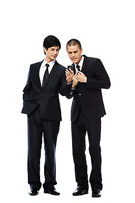 포토 JPG 스튜디오촬영 전신 외국인 해외기획촬영 응시 2011년태국 남자 포즈 비즈니스 협력 함께함 실내 서기 웃음 들기 누끼 사람 동양인 정장 손짓 20대 성인 두명 비즈니스라이프 스마트폰 핸드폰 경쟁 웹서핑 도움 직장인 비즈니스맨 목표 계획 동료 남자만 성인남자만 청년만 청년남자만 성인만 국내포토 직업 라이프스타일 시선 옷 컨셉 관계 모션 표정 인종 청년 내부 전자제품 스마트기기 파일형식