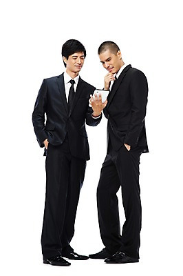 포토 JPG 스튜디오촬영 전신 외국인 해외기획촬영 응시 2011년태국 남자 포즈 비즈니스 협력 함께함 실내 서기 웃음 들기 누끼 사람 동양인 정장 손짓 20대 성인 두명 비즈니스라이프 태블릿 경쟁 웹서핑 도움 직장인 비즈니스맨 목표 계획 동료 남자만 성인남자만 청년만 청년남자만 성인만 국내포토 직업 라이프스타일 시선 옷 컨셉 관계 모션 표정 인종 청년 내부 전자제품 스마트기기 파일형식