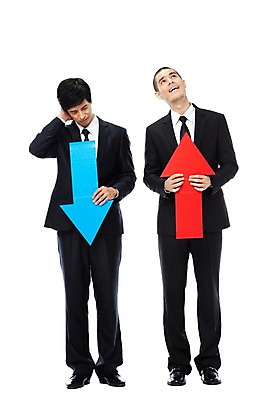 포토 JPG 스튜디오촬영 전신 외국인 해외기획촬영 응시 2011년태국 남자 화살표 포즈 비즈니스 성공 실내 서기 누끼 사람 동양인 정장 손짓 20대 성인 두명 앞모습 금융 기쁨 우승 비즈니스맨 실패 주식 하락 만족 상승 수익 적자 남자만 성인남자만 청년만 청년남자만 성인만 국내포토 시선 옷 감정 뷰포인트 컨셉 모션 인종 청년 내부 경제 최고 직장인 좌절 파일형식