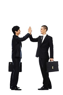 포토 JPG 스튜디오촬영 전신 외국인 해외기획촬영 2011년태국 남자 포즈 서류가방 가방 비즈니스 모션 협력 함께함 실내 미소 웃음 들기 누끼 사람 동양인 정장 20대 성인 두명 옆모습 비즈니스라이프 파이팅 경쟁 도움 직장인 비즈니스맨 목표 계획 동료 하이파이브 손뼉치기 남자만 성인남자만 청년만 청년남자만 성인만 국내포토 직업 라이프스타일 잡화 옷 뷰포인트 컨셉 관계 표정 인종 손짓 청년 내부 파일형식