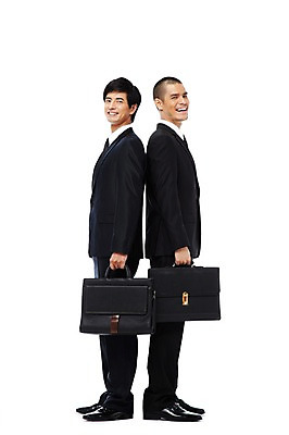 포토 JPG 스튜디오촬영 전신 외국인 해외기획촬영 2011년태국 남자 포즈 서류가방 가방 비즈니스 모션 협력 함께함 실내 미소 웃음 들기 누끼 사람 동양인 정장 20대 성인 두명 옆모습 비즈니스라이프 경쟁 도움 직장인 비즈니스맨 목표 계획 동료 남자만 성인남자만 청년만 청년남자만 성인만 국내포토 직업 라이프스타일 잡화 옷 뷰포인트 컨셉 관계 표정 인종 청년 내부 파일형식