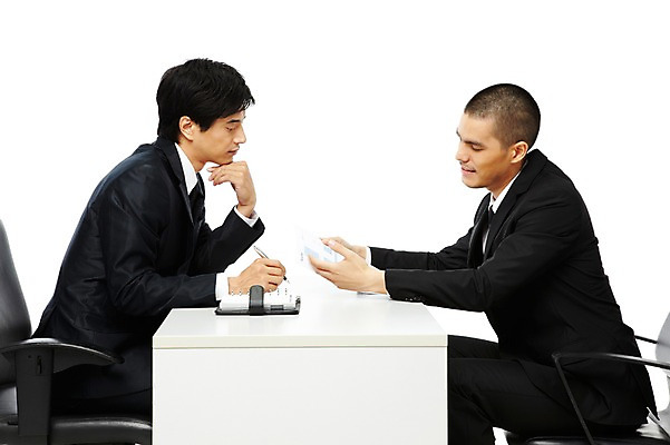 포토 JPG 스튜디오촬영 외국인 해외기획촬영 직업 응시 2011년태국 남자 포즈 의자 비즈니스 모션 회의 직장 함께함 실내 대화 누끼 사람 앉기 동양인 정장 상반신 20대 성인 두명 옆모습 비즈니스라이프 펜 볼펜 다이어리 턱괴기 모임 메모지 업무 직장인 비즈니스맨 작업실 계획 토론 책상 동료 문서 남자만 성인남자만 청년만 청년남자만 성인만 국내포토 라이프스타일 시선 옷 뷰포인트 가구 컨셉 회사 관계 말하기 인종 청년 내부 필기구 사무용품 작업 파일형식