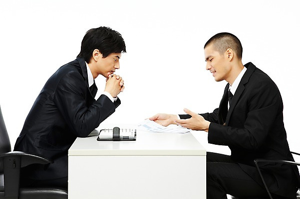 포토 JPG 스튜디오촬영 외국인 해외기획촬영 직업 응시 2011년태국 남자 포즈 의자 비즈니스 모션 회의 직장 함께함 실내 대화 누끼 사람 앉기 동양인 정장 손짓 상반신 20대 성인 두명 옆모습 비즈니스라이프 다이어리 모임 메모지 업무 직장인 비즈니스맨 작업실 계획 토론 책상 동료 문서 남자만 성인남자만 청년만 청년남자만 성인만 국내포토 라이프스타일 시선 옷 뷰포인트 가구 컨셉 회사 관계 말하기 인종 청년 내부 사무용품 작업 파일형식