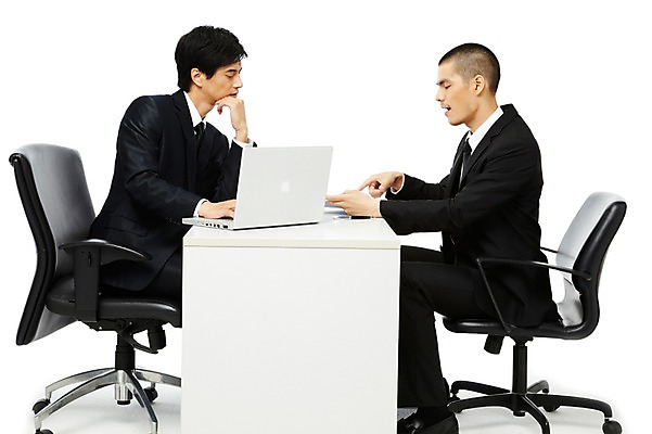 포토 JPG 스튜디오촬영 외국인 해외기획촬영 직업 응시 2011년태국 남자 포즈 의자 비즈니스 모션 회의 직장 함께함 실내 대화 누끼 사람 앉기 동양인 정장 손짓 20대 성인 두명 옆모습 비즈니스라이프 노트북 컴퓨터 턱괴기 모임 가리킴 업무 직장인 비즈니스맨 작업실 계획 토론 책상 동료 남자만 성인남자만 청년만 청년남자만 성인만 국내포토 라이프스타일 시선 옷 뷰포인트 가구 컨셉 회사 관계 말하기 인종 청년 내부 전자제품 작업 파일형식