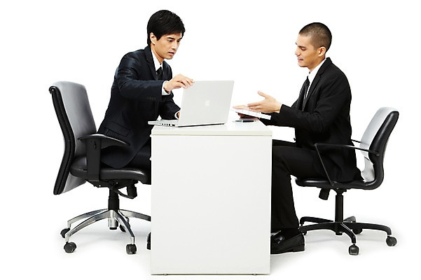 포토 JPG 스튜디오촬영 전신 외국인 해외기획촬영 직업 응시 2011년태국 남자 포즈 의자 비즈니스 모션 회의 직장 함께함 실내 대화 누끼 사람 앉기 동양인 정장 손짓 20대 성인 두명 옆모습 비즈니스라이프 노트북 컴퓨터 모임 업무 직장인 비즈니스맨 작업실 계획 토론 책상 동료 남자만 성인남자만 청년만 청년남자만 성인만 국내포토 라이프스타일 시선 옷 뷰포인트 가구 컨셉 회사 관계 말하기 인종 청년 내부 전자제품 작업 파일형식