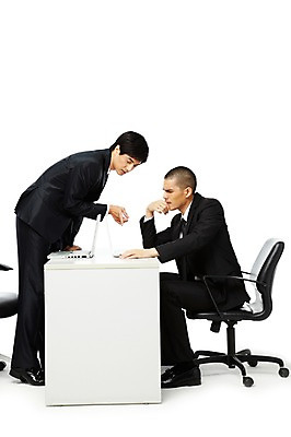 포토 JPG 스튜디오촬영 전신 외국인 해외기획촬영 직업 응시 2011년태국 남자 포즈 의자 비즈니스 모션 회의 직장 함께함 실내 대화 서기 누끼 사람 앉기 동양인 정장 손짓 20대 성인 두명 옆모습 비즈니스라이프 노트북 컴퓨터 모임 가리킴 업무 직장인 비즈니스맨 작업실 계획 토론 책상 동료 남자만 성인남자만 청년만 청년남자만 성인만 국내포토 라이프스타일 시선 옷 뷰포인트 가구 컨셉 회사 관계 말하기 인종 청년 내부 전자제품 작업 파일형식