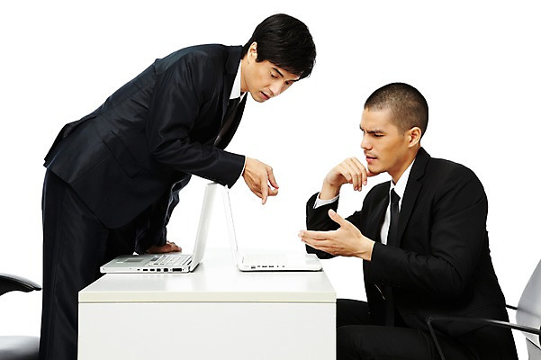 포토 JPG 스튜디오촬영 외국인 해외기획촬영 직업 응시 2011년태국 남자 포즈 의자 비즈니스 모션 회의 직장 함께함 실내 대화 서기 누끼 사람 앉기 동양인 정장 손짓 20대 성인 두명 옆모습 비즈니스라이프 노트북 컴퓨터 모임 가리킴 업무 직장인 비즈니스맨 작업실 계획 토론 책상 동료 남자만 성인남자만 청년만 청년남자만 성인만 국내포토 라이프스타일 시선 옷 뷰포인트 가구 컨셉 회사 관계 말하기 인종 청년 내부 전자제품 작업 파일형식