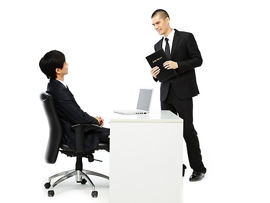 포토 JPG 스튜디오촬영 외국인 해외기획촬영 2011년태국 남자 포즈 의자 비즈니스 실내 서기 누끼 사람 앉기 동양인 정장 20대 성인 두명 비즈니스라이프 노트북 컴퓨터 직장인 비즈니스맨 상사 책상 직원 검사_조사 문서 파일 부하 결재 결재판 남자만 성인남자만 청년만 청년남자만 성인만 국내포토 직업 라이프스타일 옷 가구 모션 인종 청년 내부 전자제품 파일형식