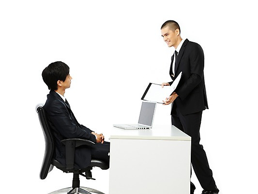 포토 JPG 스튜디오촬영 외국인 해외기획촬영 2011년태국 남자 포즈 의자 비즈니스 실내 서기 누끼 사람 앉기 동양인 정장 20대 성인 두명 비즈니스라이프 노트북 컴퓨터 직장인 비즈니스맨 상사 책상 직원 검사_조사 문서 파일 부하 결재 결재판 남자만 성인남자만 청년만 청년남자만 성인만 국내포토 직업 라이프스타일 옷 가구 모션 인종 청년 내부 전자제품 파일형식