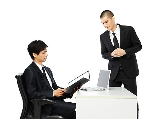 포토 JPG 스튜디오촬영 외국인 해외기획촬영 2011년태국 남자 포즈 의자 비즈니스 실내 서기 누끼 사람 앉기 동양인 정장 20대 성인 두명 비즈니스라이프 노트북 컴퓨터 직장인 비즈니스맨 상사 책상 직원 검사_조사 문서 파일 부하 결재 결재판 남자만 성인남자만 청년만 청년남자만 성인만 국내포토 직업 라이프스타일 옷 가구 모션 인종 청년 내부 전자제품 파일형식