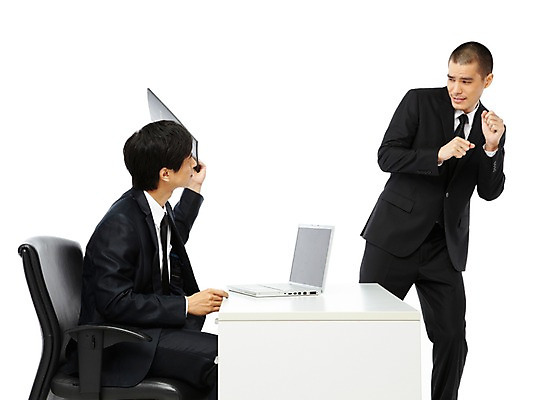 포토 JPG 스튜디오촬영 외국인 해외기획촬영 2011년태국 남자 포즈 의자 비즈니스 모션 실내 서기 누끼 사람 앉기 동양인 정장 손짓 20대 성인 두명 비즈니스라이프 노트북 컴퓨터 직장인 비즈니스맨 상사 꾸지람 책상 직원 문서 파일 부하 결재 결재판 지적 남자만 성인남자만 청년만 청년남자만 성인만 국내포토 직업 라이프스타일 옷 가구 인종 청년 내부 전자제품 체벌 파일형식