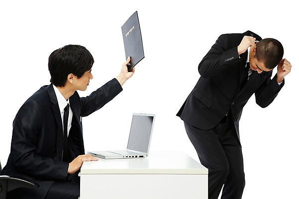 포토 JPG 스튜디오촬영 외국인 해외기획촬영 2011년태국 남자 포즈 의자 비즈니스 모션 실내 서기 누끼 사람 앉기 동양인 정장 손짓 20대 성인 두명 비즈니스라이프 노트북 컴퓨터 직장인 비즈니스맨 상사 꾸지람 책상 직원 문서 파일 부하 결재 결재판 지적 남자만 성인남자만 청년만 청년남자만 성인만 국내포토 직업 라이프스타일 옷 가구 인종 청년 내부 전자제품 체벌 파일형식