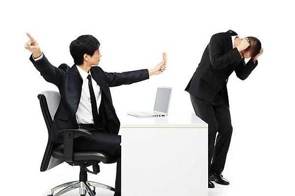 포토 JPG 스튜디오촬영 전신 외국인 해외기획촬영 2011년태국 남자 포즈 의자 비즈니스 모션 실내 경고 서기 누끼 사람 앉기 동양인 정장 손짓 20대 성인 두명 비즈니스라이프 노트북 컴퓨터 가리킴 직장인 비즈니스맨 상사 꾸지람 책상 직원 부하 퇴장 레드카드 지적 남자만 성인남자만 청년만 청년남자만 성인만 국내포토 카드프레임 직업 라이프스타일 옷 가구 프레임 인종 청년 내부 전자제품 카드_놀이용품 체벌 파일형식