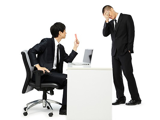 포토 JPG 스튜디오촬영 전신 외국인 해외기획촬영 2011년태국 남자 포즈 의자 비즈니스 모션 실내 경고 서기 누끼 사람 앉기 동양인 정장 손짓 20대 성인 두명 비즈니스라이프 노트북 컴퓨터 눈가림 직장인 비즈니스맨 상사 꾸지람 책상 직원 부하 퇴장 레드카드 지적 남자만 성인남자만 청년만 청년남자만 성인만 국내포토 카드프레임 직업 라이프스타일 옷 가구 프레임 인종 청년 내부 전자제품 가림 카드_놀이용품 체벌 파일형식