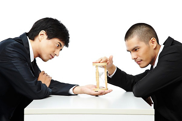 포토 JPG 스튜디오촬영 외국인 해외기획촬영 직업 응시 2011년태국 남자 시계 포즈 비즈니스 모션 회의 직장 함께함 실내 누끼 사람 앉기 동양인 정장 상반신 20대 성인 두명 옆모습 비즈니스라이프 모임 시간 업무 직장인 비즈니스맨 작업실 계획 모래시계 책상 동료 남자만 성인남자만 청년만 청년남자만 성인만 국내포토 라이프스타일 시선 옷 모래 뷰포인트 가구 컨셉 회사 관계 인종 청년 내부 작업 파일형식