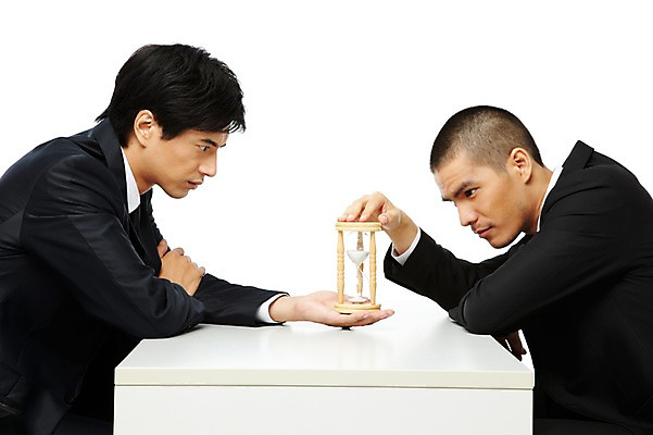 포토 JPG 스튜디오촬영 외국인 해외기획촬영 직업 응시 2011년태국 남자 시계 포즈 비즈니스 모션 회의 직장 함께함 실내 누끼 사람 앉기 동양인 정장 상반신 20대 성인 두명 옆모습 비즈니스라이프 모임 시간 업무 직장인 비즈니스맨 작업실 계획 모래시계 책상 동료 남자만 성인남자만 청년만 청년남자만 성인만 국내포토 라이프스타일 시선 옷 모래 뷰포인트 가구 컨셉 회사 관계 인종 청년 내부 작업 파일형식