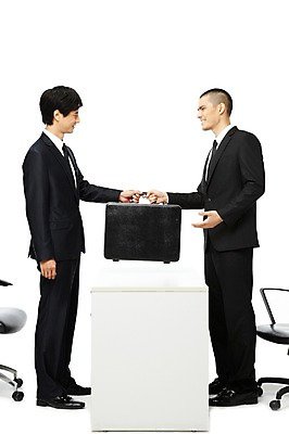 포토 JPG 스튜디오촬영 전신 외국인 해외기획촬영 직업 응시 2011년태국 남자 포즈 의자 서류가방 비즈니스 모션 회의 직장 함께함 실내 협상 서기 미소 웃음 들기 누끼 사람 동양인 정장 20대 성인 두명 옆모습 비즈니스라이프 모임 업무 직장인 비즈니스맨 작업실 계획 책상 동료 기밀가방 남자만 성인남자만 청년만 청년남자만 성인만 국내포토 라이프스타일 시선 옷 뷰포인트 가구 컨셉 가방 회사 관계 표정 인종 청년 내부 작업 파일형식