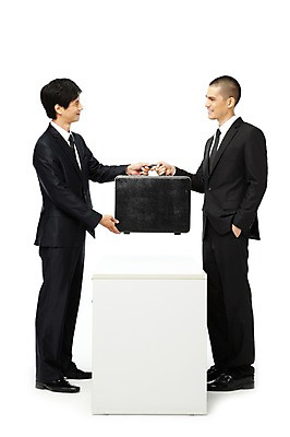 포토 JPG 스튜디오촬영 전신 외국인 해외기획촬영 직업 응시 2011년태국 남자 포즈 서류가방 비즈니스 모션 회의 직장 함께함 실내 협상 서기 미소 웃음 들기 누끼 사람 동양인 정장 20대 성인 두명 옆모습 비즈니스라이프 모임 업무 직장인 비즈니스맨 작업실 계획 책상 동료 기밀가방 남자만 성인남자만 청년만 청년남자만 성인만 국내포토 라이프스타일 시선 옷 뷰포인트 가구 컨셉 가방 회사 관계 표정 인종 청년 내부 작업 파일형식