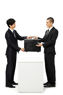 포토 JPG 스튜디오촬영 전신 외국인 해외기획촬영 직업 응시 2011년태국 남자 포즈 서류가방 비즈니스 모션 회의 직장 함께함 실내 협상 서기 미소 웃음 들기 누끼 사람 동양인 정장 20대 성인 두명 옆모습 비즈니스라이프 모임 업무 직장인 비즈니스맨 작업실 계획 책상 동료 기밀가방 남자만 성인남자만 청년만 청년남자만 성인만 국내포토 라이프스타일 시선 옷 뷰포인트 가구 컨셉 가방 회사 관계 표정 인종 청년 내부 작업 파일형식