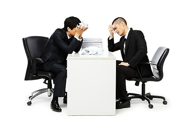 포토 JPG 스튜디오촬영 전신 외국인 해외기획촬영 직업 2011년태국 남자 포즈 의자 비즈니스 모션 회의 직장 함께함 실내 누끼 사람 앉기 동양인 정장 20대 성인 두명 옆모습 비즈니스라이프 모임 업무 직장인 비즈니스맨 작업실 찡그림 계획 토론 책상 동료 고민 보고서 문서 남자만 성인남자만 청년만 청년남자만 성인만 국내포토 라이프스타일 옷 감정 뷰포인트 가구 컨셉 회사 관계 표정 인종 청년 내부 작업 파일형식