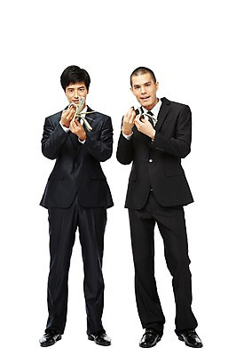 포토 JPG 스튜디오촬영 전신 외국인 해외기획촬영 2011년태국 남자 포즈 지폐 돈 비즈니스 모션 성공 실내 서기 미소 웃음 들기 누끼 사람 동양인 정장 20대 성인 두명 앞모습 경제 달러 기쁨 비즈니스맨 돈다발 만족 외화 남자만 성인남자만 청년만 청년남자만 성인만 국내포토 옷 감정 뷰포인트 컨셉 표정 인종 청년 내부 금융 직장인 재산 파일형식