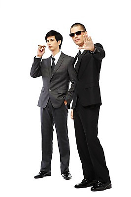 포토 JPG 스튜디오촬영 전신 외국인 해외기획촬영 직업 2011년태국 남자 포즈 비즈니스 담배 실내 서기 누끼 사람 동양인 정장 손짓 20대 성인 두명 선글라스 도움 비즈니스맨 보호 오브젝트 경호원 남자만 성인남자만 청년만 청년남자만 성인만 국내포토 옷 안경 컨셉 모션 인종 청년 내부 직장인 파일형식