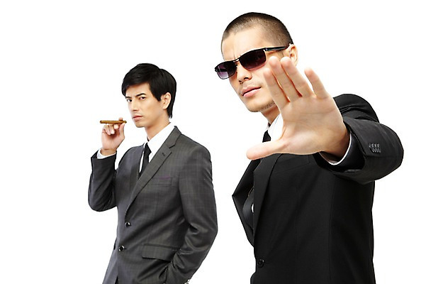 포토 JPG 스튜디오촬영 외국인 해외기획촬영 직업 2011년태국 남자 이어폰 포즈 비즈니스 담배 실내 서기 누끼 사람 동양인 정장 손짓 상반신 20대 성인 두명 선글라스 도움 비즈니스맨 보호 오브젝트 경호원 남자만 성인남자만 청년만 청년남자만 성인만 국내포토 옷 안경 음향기기 컨셉 모션 인종 청년 내부 직장인 파일형식