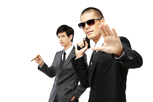 포토 JPG 스튜디오촬영 외국인 해외기획촬영 직업 2011년태국 남자 이어폰 포즈 비즈니스 담배 실내 서기 누끼 사람 동양인 정장 손짓 상반신 20대 성인 두명 선글라스 권총 총 도움 비즈니스맨 보호 오브젝트 경호원 남자만 성인남자만 청년만 청년남자만 성인만 국내포토 옷 안경 무기 음향기기 컨셉 모션 인종 청년 내부 직장인 파일형식