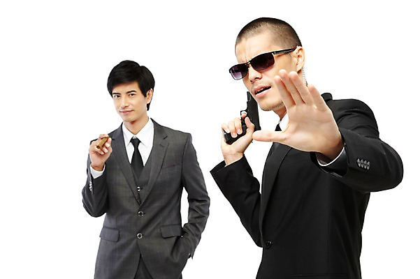 포토 JPG 스튜디오촬영 외국인 해외기획촬영 직업 2011년태국 남자 이어폰 포즈 비즈니스 담배 실내 서기 누끼 사람 동양인 정장 손짓 상반신 20대 성인 두명 선글라스 권총 총 도움 비즈니스맨 보호 오브젝트 경호원 남자만 성인남자만 청년만 청년남자만 성인만 국내포토 옷 안경 무기 음향기기 컨셉 모션 인종 청년 내부 직장인 파일형식