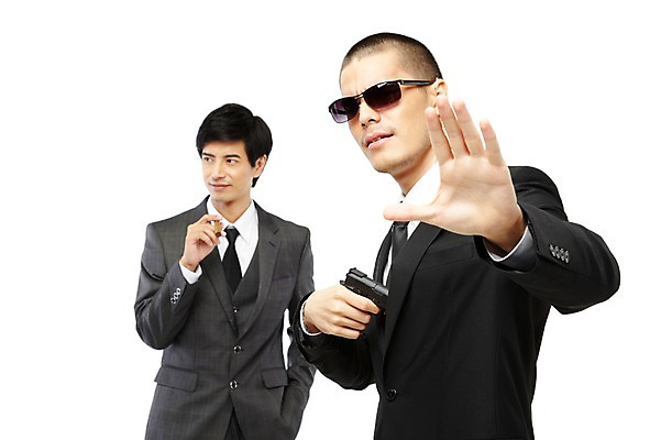 포토 JPG 스튜디오촬영 외국인 해외기획촬영 직업 2011년태국 남자 이어폰 포즈 비즈니스 담배 실내 서기 누끼 사람 동양인 정장 손짓 상반신 20대 성인 두명 선글라스 권총 총 도움 비즈니스맨 보호 오브젝트 경호원 남자만 성인남자만 청년만 청년남자만 성인만 국내포토 옷 안경 무기 음향기기 컨셉 모션 인종 청년 내부 직장인 파일형식