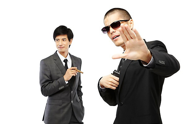 포토 JPG 스튜디오촬영 외국인 해외기획촬영 직업 2011년태국 남자 이어폰 포즈 비즈니스 담배 실내 서기 누끼 사람 동양인 정장 손짓 상반신 20대 성인 두명 선글라스 권총 총 도움 비즈니스맨 보호 오브젝트 경호원 남자만 성인남자만 청년만 청년남자만 성인만 국내포토 옷 안경 무기 음향기기 컨셉 모션 인종 청년 내부 직장인 파일형식