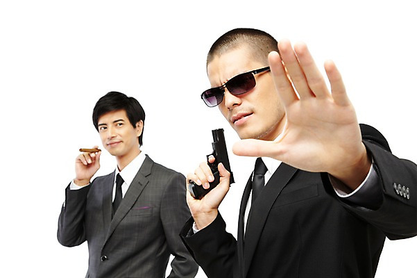포토 JPG 스튜디오촬영 외국인 해외기획촬영 직업 2011년태국 남자 포즈 비즈니스 담배 실내 서기 누끼 사람 동양인 정장 손짓 상반신 20대 성인 두명 선글라스 권총 총 도움 비즈니스맨 보호 오브젝트 경호원 남자만 성인남자만 청년만 청년남자만 성인만 국내포토 옷 안경 무기 컨셉 모션 인종 청년 내부 직장인 파일형식