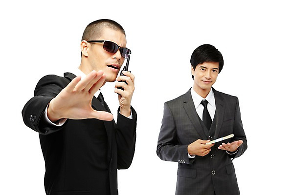 포토 JPG 스튜디오촬영 외국인 해외기획촬영 직업 2011년태국 남자 이어폰 포즈 지폐 돈 비즈니스 모션 실내 서기 누끼 사람 동양인 정장 손짓 상반신 20대 성인 두명 선글라스 도움 비즈니스맨 보호 돈다발 오브젝트 무전기 경호원 남자만 성인남자만 청년만 청년남자만 성인만 국내포토 옷 안경 음향기기 컨셉 무선통신 인종 청년 내부 직장인 재산 파일형식