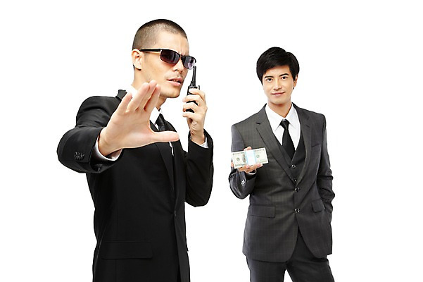 포토 JPG 스튜디오촬영 외국인 해외기획촬영 직업 2011년태국 남자 이어폰 포즈 지폐 돈 비즈니스 모션 실내 서기 누끼 사람 동양인 정장 손짓 상반신 20대 성인 두명 선글라스 도움 비즈니스맨 보호 돈다발 오브젝트 무전기 경호원 남자만 성인남자만 청년만 청년남자만 성인만 국내포토 옷 안경 음향기기 컨셉 무선통신 인종 청년 내부 직장인 재산 파일형식