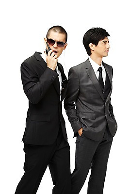 포토 JPG 스튜디오촬영 외국인 해외기획촬영 직업 2011년태국 남자 이어폰 포즈 비즈니스 모션 실내 서기 누끼 사람 동양인 정장 20대 성인 두명 선글라스 도움 비즈니스맨 보호 오브젝트 무전기 경호원 남자만 성인남자만 청년만 청년남자만 성인만 국내포토 옷 안경 음향기기 컨셉 무선통신 인종 청년 내부 직장인 파일형식