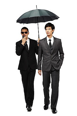 포토 JPG 스튜디오촬영 전신 외국인 해외기획촬영 직업 2011년태국 남자 이어폰 포즈 우산 비즈니스 모션 실내 서기 누끼 사람 동양인 정장 20대 성인 두명 앞모습 선글라스 도움 비즈니스맨 보호 오브젝트 무전기 경호원 남자만 성인남자만 청년만 청년남자만 성인만 국내포토 옷 안경 뷰포인트 음향기기 컨셉 무선통신 인종 청년 내부 직장인 파일형식
